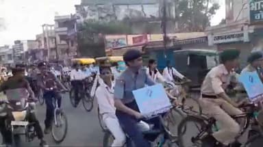 मंदसौर: मंदसौर गांधी चौराहा पर मतदाता जागरूकता को लेकर स्कूली विद्यार्थी सहित अधिकारियों ने निकाली साइकिल रैली