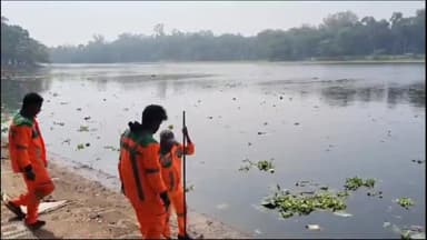 हज़ारीबाग: शहर के झील से कचरा व जलकुंभी हटाने को लेकर जिला प्रशासन व नगर निगम के अधिकारी व कर्मी अलर्ट