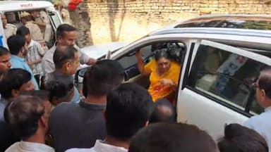 पिड़ावा: पूर्व सीएम वसुंधरा राजे का पिड़ावा दौरा, ग्रामीण इलाकों में कर रही है जनसंपर्क