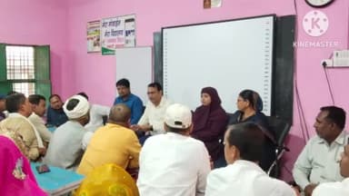 नासरीगंज: नगर के उच्चतर माध्यमिक विद्यालय में राशन कार्ड बनने में हो रही दिक्कतों के मद्देनजर एसडीएम ने अधिकारियों और जनप्रतिनिधिय