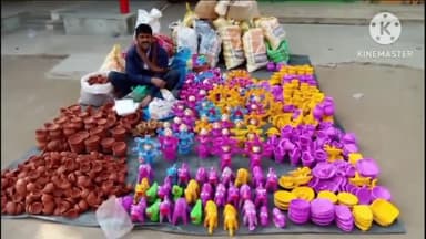 गुमला: आधुनिकता की चकाचौंध में कुम्हारो की माली स्थिति बिगड़ी, मेन रोड में बैठे दुकानदार ने सुनाया अपना दुखड़ा