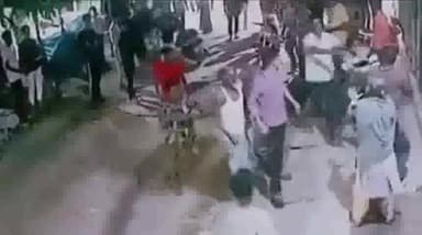 धनबाद/केंदुआडीह: बमबाजी की घटना का विरोध करने पर पांच लोगों ने वृद्ध महिला को रहमतगंज में घसीट कर की पिटाई सीसीटीवी फुटेज आया  सामने