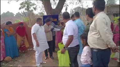 गिरिडीह: लायंस क्लब ऑफ गिरिडीह एलिट के द्वारा गंगापुर में 100 आदिवासी बच्चों के बीच मिठाई और पटाखे के पैकेट किए गए वितरित