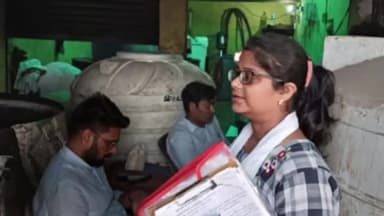 एत्मादपुर: टेड़ी बगिया स्थित विकास नगर में एक घर में संचालित अवैध दूध की फैक्ट्री पर खाद्य विभाग की टीम ने मारा छापा