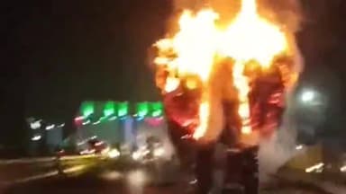 फिरोज़ाबाद: नगला बरी चौराहे पर सडक पर दौड़ रहा टैक्टर ट्राली बना वर्निग टैक्टर ट्राली, मची अफरा तफरी