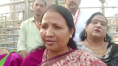 बिधूना: कस्बा निवासी राज्यसभा सांसद गीता शाक्य ने बिहार मुख्यमंत्री नीतीश कुमार का फूका पुतला