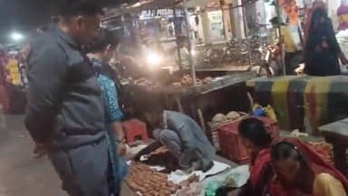 पिछोर: डीएसपी प्रशांत शर्मा आम नागरिक की तरह अपनी धर्मपत्नी के साथ हाथ से बने हुए मिट्टी के दीपक लेने बाजार पहुंचे