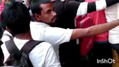 आरा: धनुपरा स्थित डीडी कॉलेज में छात्रों ने एग्जाम फीस के नाम पर अतिरिक्त रुपए लेने का आरोप लगाते हुए किया हंगामा