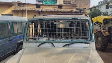 लटेरी: लटेरी की चंदेरी के पास वन विभाग की टीम पर हमला जान बचाकर भागे कर्मचारी।