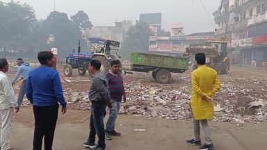 गोरखपुर: पूर्वांचल की सबसे बड़ी दवा मंडी गोलघर भालोटिया मार्केट में पार्षद समद गुफरान की पहल पर चलाया गया महा सफाई अभियान