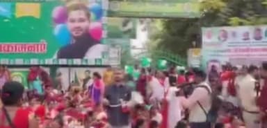 पटना ग्रामीण: सरकारी कर्मचारी का दर्जा देने समेत वेतन बढ़ाने की मांग को लेकर RJD कार्यालय के सामने धरना प्रदर्शन