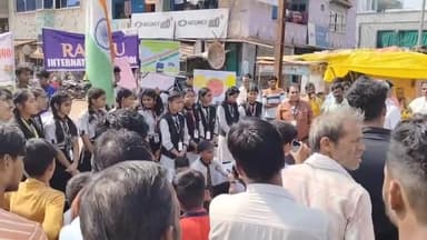 लटेरी: लटेरी में सिरोंज चौराहे पर रघु इंटरनेशनल स्कूल के छात्र-छात्राओं ने मतदाता जागरूकता को लेकर किया कार्यक्रम का आयोजन।