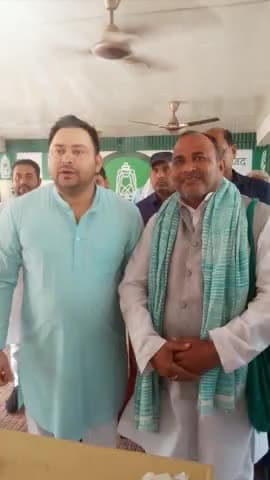 बिहार के माननीय उप मुख्यमंत्री श्री तेजस्वी यादव जी के जन्म दिन पर उनके आवास पटना पहुंचकर अंग वस्त्र,माला और गुलाब का फूल देकर  जन्म दिन की बधाई और शुभकामनाएं दिए ।
स्वस्थ्य और दीर्घायु होने के लिए भगवान से प्रार्थना किया।
भाई दिनेश