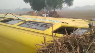 एत्मादपुर: गांव यादवगढ़ के पास बच्चों से भरी स्कूल बस पलटी, सभी बच्चे सुरक्षित