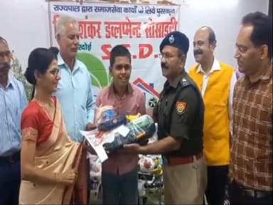 हरदोई: हरदोई में नेत्रहीन बच्चों को एसपी ने स्प्रिंग डेल्स स्कूल में दिया दिवाली गिफ्ट