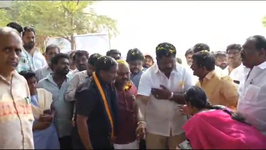ఆలమూరు: మడికి గ్రామంలో నూతన రహదారి నిర్మాణ పనులకు భూమి పూజ చేసిన ఎమ్మెల్యే చిర్ల జగ్గిరెడ్డి
