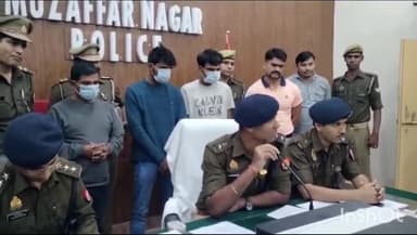 मुज़फ्फरनगर: नई मंडी पुलिस के द्वारा बैंक के चेक बॉक्स से चेक चोरी कर फर्जी क्लोन तैयार करने वाले तीन साथी अभियुक्त को गिरफ्तार कर भे