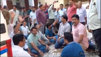 चूरू: मुख्य बाजार में पटाखों की दूकान पऱ कार्यवाही,व्यापारियों ने प्रदर्शन कर कोतवाली थाने में किया हनुमान चालीसा का पाठ