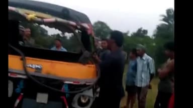 बानो: बानो हुरदा मार्ग के डुमरमुंडा के पास ऑटो वाहन पलटा, चालक हुआ घायल