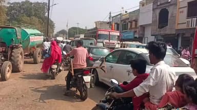 मंदसौर: लदुना चौराहा पर त्योहारों में लग रहा जाम एंबुलेंस 15 मिनट फंसी रही लोग बोले ट्रैफिक मैनेजमेंट नहीं होने का असर