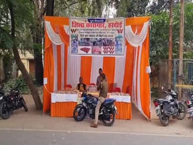 हरदोई: जिला कारागार में बंदियों ने बनाए दीपक व कुल्हड़, जेल के बाहर जेल प्रशासन स्टाल लगाकर बेच रहा है