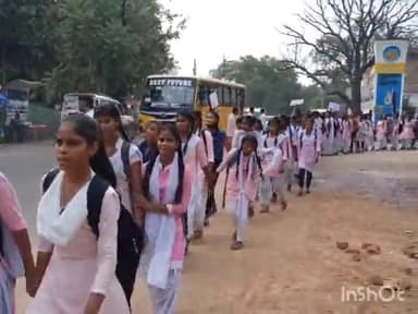 बल्देवगढ़: बल्देवगढ़ में मतदाता जागरूकता अभियान को लेकर स्कूली छात्राओं ने निकाली रैली एवं पुलिस ने बांटी विश्वास पर्चियां