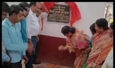 कलियासोल: कलियासोल प्रखंड के आंख द्वारा गांव में आंख द्वारा मध्य विद्यालय चारदीवारी निर्माण कार्य का किया गया शिलान्यास