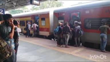 दिवाली के चलते नर्मदापुरम स्टेशन पर ट्रेनों में यात्रियों की बढ़ी भीड़, दिल्ली की तरफ से आने वाली ट्रेनों में हो रही भीड़