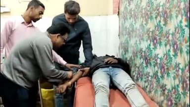 इकौना: ककरा घाट पर बाइक सवार दो लोग राप्ती नदी में गिरे, एक को निकाला गया बाहर एक हुवा लापता