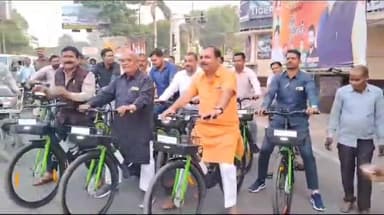 झांसी: झांसी में बढ़ते पॉल्यूशन को देखते हुए सदर विधायक ने महानगर में ई-साइकलिंग चलाकर दिया पर्यावरण बचाने का संदेश