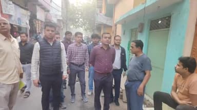 झांसी: नगर आयुक्त में अधिकारियों के साथ किया खुशीपुरा का निरीक्षण, सफाई निरीक्षक व हवलदार को दिया कारण बताओं नोटिस