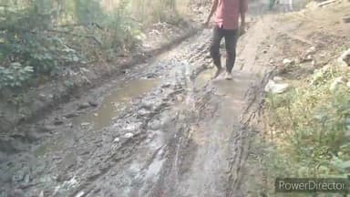 घुराट गांव में कीचड़ और दलदल में निकलने को मजबूर प्रधान सहित रोज़गार सेवक कमलेश कुमार की खुली पोल