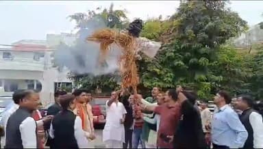 मुरादाबाद: कमिश्नर कार्यालय के बाहर बिहार के मुख्यमंत्री के द्वारा महिलाओं के प्रति गई अमर्यादित टिप्पणी से गुस्सा है भाजपाइयों ने