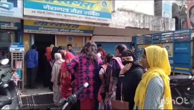 मुज़फ्फरनगर: प्रकाश चौक स्थित गैस एजेंसी पर फ्री गैस सिलेंडर लेने के लिए पीएम उज्ज्वला योजना की लाभार्थी महिलाओं की लगी लाइन