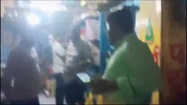 चूरू: मुख्य बाजार में पुलिस की ओर से पटाखा जप्त करने को लेकर व्यापारी ने जताया विरोध, लगाया एक तरफा कार्रवाई का आरोप