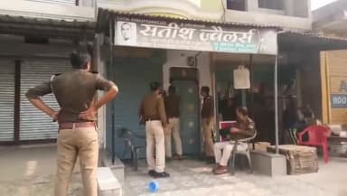 करछना: कौंधियारा बाजार स्थित ज्वेलर्स की दुकान पर मध्य प्रदेश जीआरपी पुलिस ने स्थानीय पुलिस के साथ चस्पा किया नोटिस