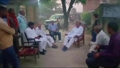 खड्डा: मिश्री पट्टी गांव पहुंचे गोरखपुर हादसें में जान गवाने वाले मृतक हिमांशू के घर पूर्व ब्लाक प्रमुख