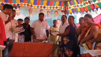 ఆలమూరు: ఆలమూరు మండలంలోని బడుగు వాణి లంక గ్రామంలో లబ్ధిదారులకు ఇళ్ల స్థలాల పట్టాలను అందజేసిన కొత్తపేట ఎమ్మెల్యే చిర్ల జగ్గిరెడ్డి