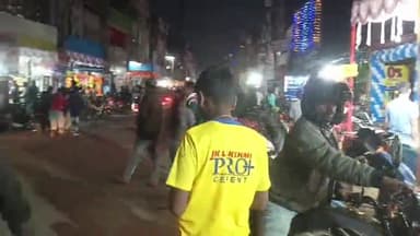 गुमला: धनतेरस पर गुमला शहर में 40 करोड़ रुपये के व्यवसाय का अनुमान, देर रात तक हुई खरीदारी