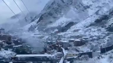 जोशीमठ: दीपावली की पावन पर्व पर श्री बद्रीनाथ धाम में हो रही देर शाय से लगातार भारी बर्फबारी