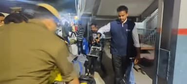 मुरादाबाद: SP GRP के आदेश पर GRP पुलिस ने स्टेशन और ट्रेन में दीवाली पर्व के मौके पर चलाया चेकिंग अभियान