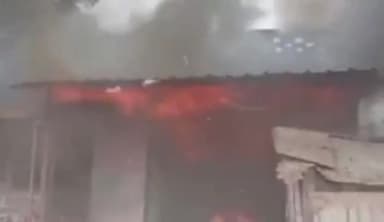 गोंडा: खोरहसा बाजार में एक कपड़े की गोदाम में लगी आग, लाखों रुपए के कपड़े जलकर हुई राख