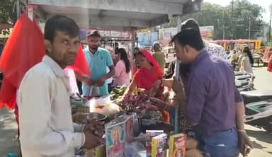 मंदसौर: दीपावली के दिन बाजारों में दिखी भीड़ पूजा की सामग्री वह अन्य सामग्री खरीदी करने पहुंचे क्षेत्रवासी जगह-जगह पर पुलिस अलर्