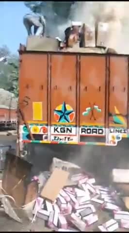 ट्रांसपोर्ट के आगे खड़े ट्रक में लगी आग,
पटाखे से निकली चिंगारी से ट्रक में लगी आग,