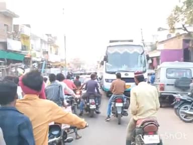 बल्देवगढ़: बल्देवगढ़ बम्होरी तिगैला से मुख्य बाजार तक 2 घंटे तक लग रहा जाम,मौके पर पहुंची पुलिस ने कड़ी मशक्कत के बाद खुलवाया जाम