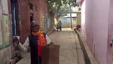 भरथना: धान  फसल के अवशेष की पराली नही जलाने को लेकर ग्राम निवाड़ी में लेखपाल ने  ङुगङुगी बजवाकर करवाई मुनादी