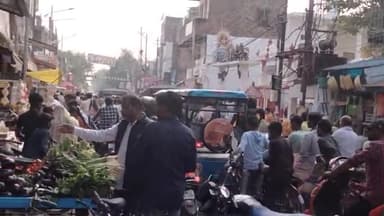 मड़ियाहू: मडियाहू नगर में दीपावली के मौके पर सजी बाजार और खरीददारी करने वालों का लगा ताता थाने से रेलवे फाटक तक लगा जाम।