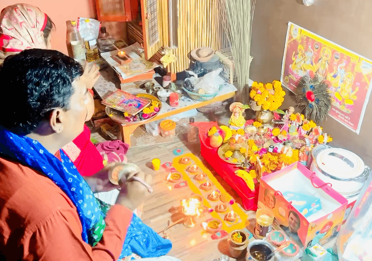 आपको और आपके परिवार को दिवाली की हार्दिक शुभकामनाएं 
माँ लक्ष्मी के पूजन के बाद एवं आरती 
माता लक्ष्मी सभी का कल्याण करे 
#माँ_लक्ष्मी
#श्री_गणेश 
#maasaraswati