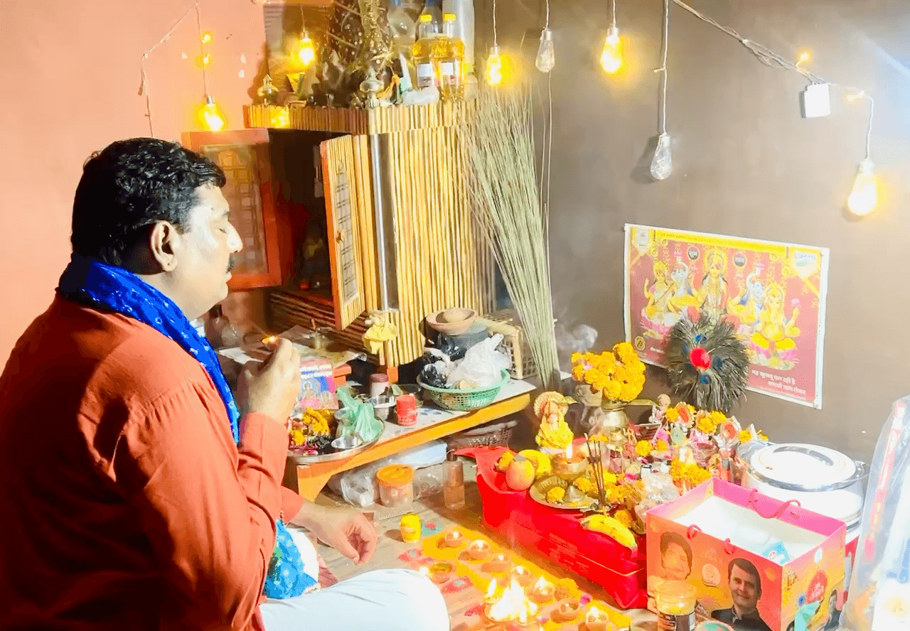 माँ लक्ष्मी के पूजन के बाद एवं आरती 
माता लक्ष्मी सभी का कल्याण करे 
#माँ_लक्ष्मी
#श्री_गणेश 
#maasaraswati
 #HappyDiwali 
#Diwali2023