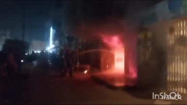 सलोन: सलोन कस्बा स्थित प्रीत इलेक्ट्रॉनिक्स में विद्युत शर्ट सर्किट से लगी भीषण आग फायर ब्रिगेड व पुलिस टीम मौके पर